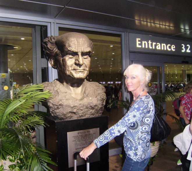 Ans bij de buste van David Ben Goerion, de eerst premier van Israël. Het vliegveld is naar hem genoemd