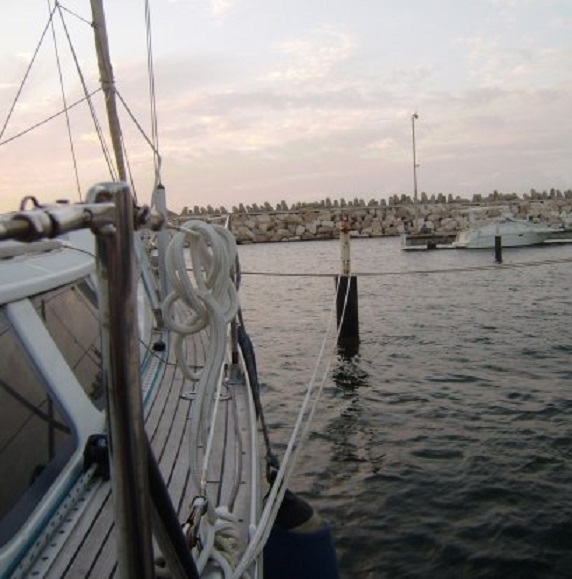 Het waait stevig. Ik zet beiderzijds extra lijnen van de middenbolder op de meerpalen