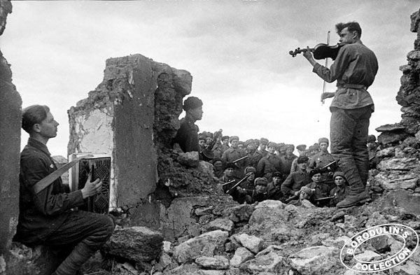 Nocturne in the ruïns, foto Yakov Khalib, 1943