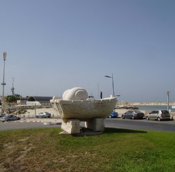 Ashkelon. Monument voor 720 illegale Joodse immigranten in 1939 op de rotonde bij de haven