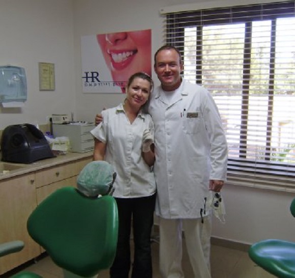 Tandarts Haim Reider en zijn assistente Ilona