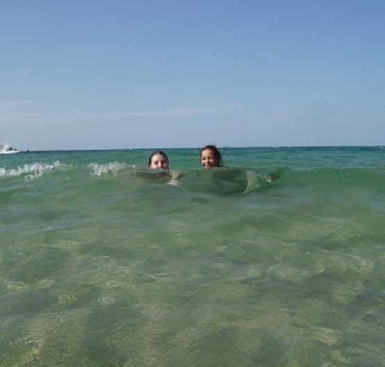 Ashkelon. Tessa en Vanessa in zee naast de marina