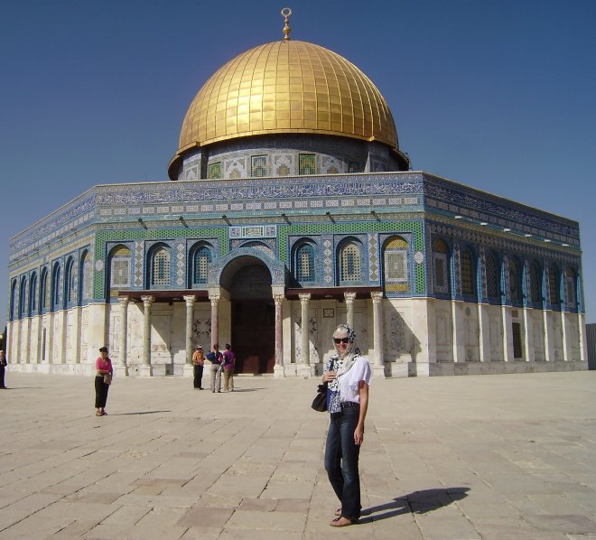 Jeruzalem. De Rotskoepelmoskee, de plaats waar misschien ooit de 1e en de 2e Tempel van het Joodse volk stonden, de plaats waar aartsvader Abraham zijn zoon aan God wilde offeren en waar de profeet Mohammed ten hemel zou zijn gevaren