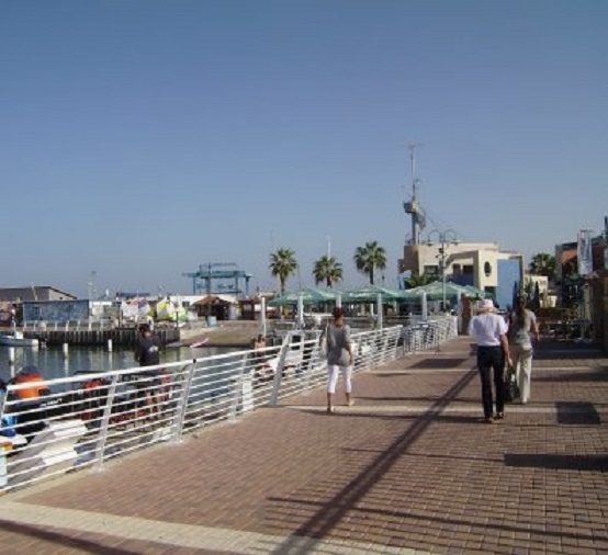 Marina Ashkelon. Vlnr. Vanessa, Ans, Tessa (gisteren)