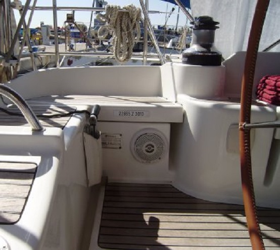 Het plaatje met het regsitratienummer van het Kadaster. Linksonder ervan het identificatieplaatje van Jeanneau