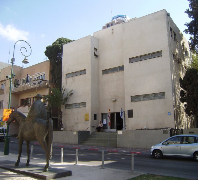 Independence Hall, Rothschild Boulevard, Tel Aviv. Links het ruiterstandbeeld van Meir Dizengoff, eerste burgemeester van de stad