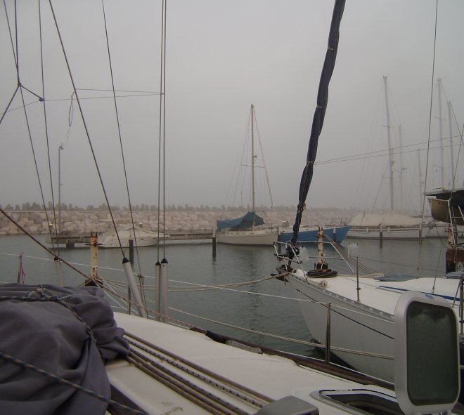 Ashkelon. Vanmorgen hangt er een lichte mist in de haven