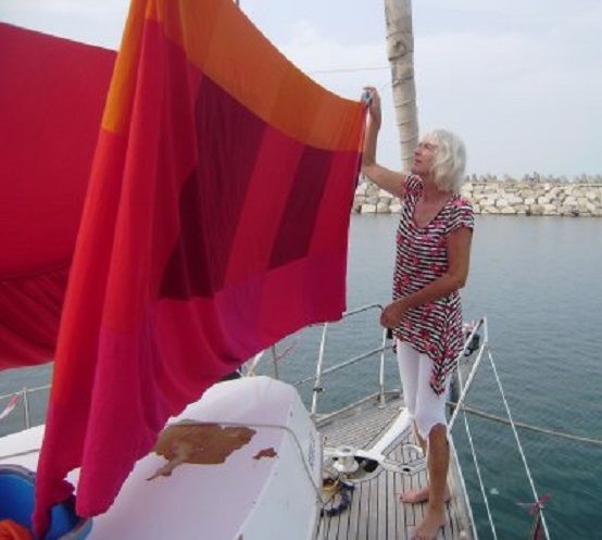 Ans hangt het schone beddengoed te drogen