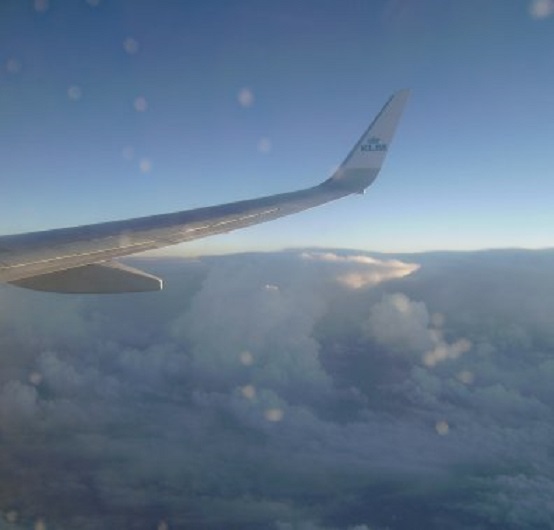Ergens boven de Balkan (schat ik) zien we een grote onweerswolk met een duidelijke aambeeldvorm, een fraaie Cumulonimbus Incus