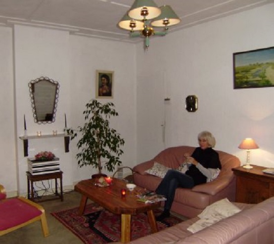 Onze huiskamer aan de Havendijk. Niet direct onze smaak maar wat geeft dat?