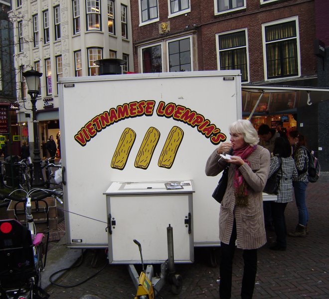 Utrecht. Vietnamees loempiaatje eten op de brug bij de Camera/Studio bioscopen