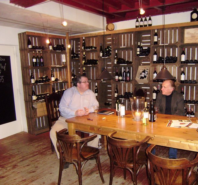 Wijn proeven in Wijnhuis Heukelum. Links Inge Hogerdijk, rechts Herman Ursinus