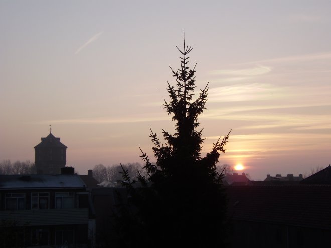 Gorinchem. Zonsopgang aan de achterkant van ons huis. Links de oude watertoren, waar appartementen in gebouwd zijn. De bovenste ervan hebben een mooi uitzicht over stad, rivier en ommelanden
