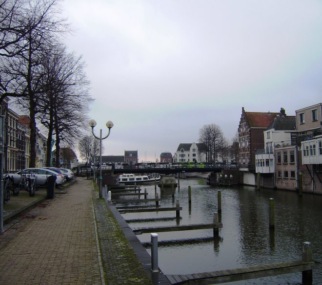 Gorinchem. De Lingehaven bij de Peterbrug. Daarachter de sluis en de Merwede