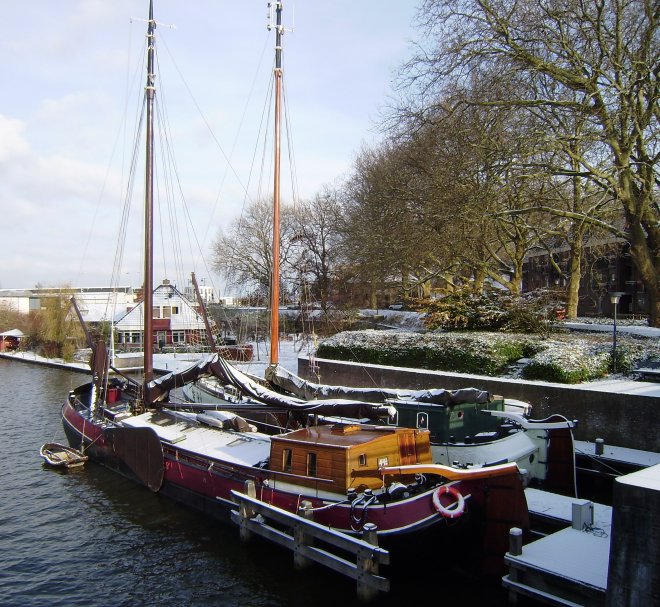 Gorinchem. Antieke schepen bij de de Korenbrug