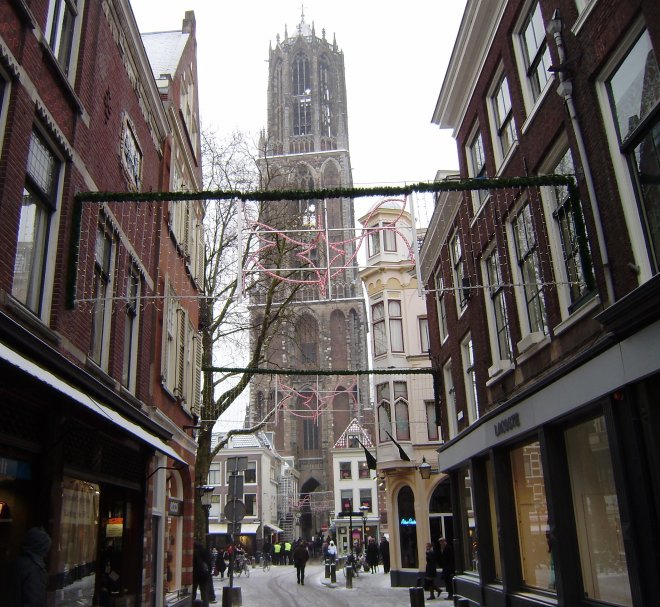Sneeuw en kerstsfeer in de binnenstad van Utrecht. De Domtoren vanuit de Zadelstraat