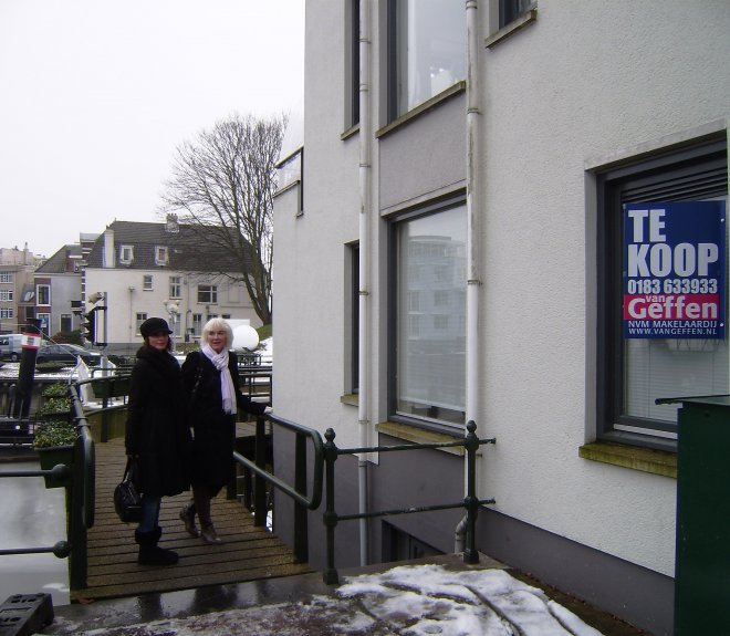 Ans en haar dochter Barbara voor het appartementje bij het sluisje van de Lingehaven. Uiterst links zie je nog net de schoorsteen van de historische sleepboot Jan de Stercke