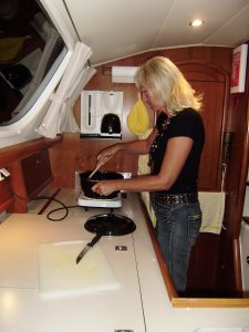 Zó heerlijk, die maaltijden die ze met behulp van ons nieuwe kookplaatje weet te bereiden!