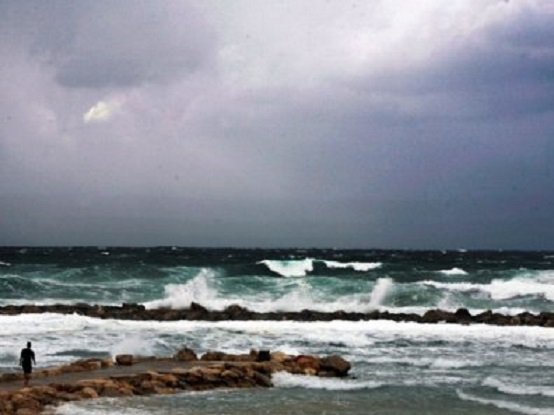 Het strand bij Tel Aviv vanmorgen bij windkracht 10 of 11. Foto Haäretz