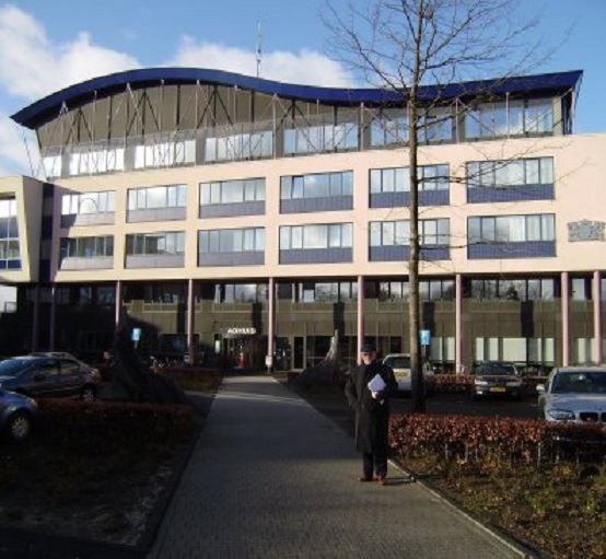 Voor het Gorcums stadhuis. ik sta te veraf, de foto werd in haast gemaakt