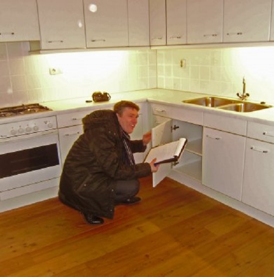 De NWWI-taxateur kijkt ondermeer in de gootsteenkastjes