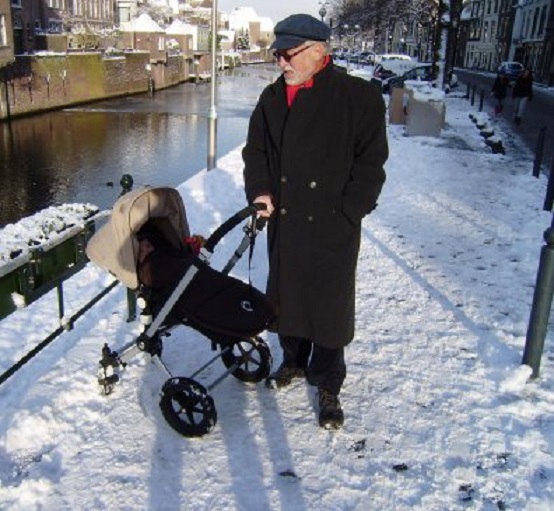 Met Thijs Thomas in de wandelwagen op de Havendijk. Ans, die de foto maakte, houdt met haar schaduw Thijs uit de zon