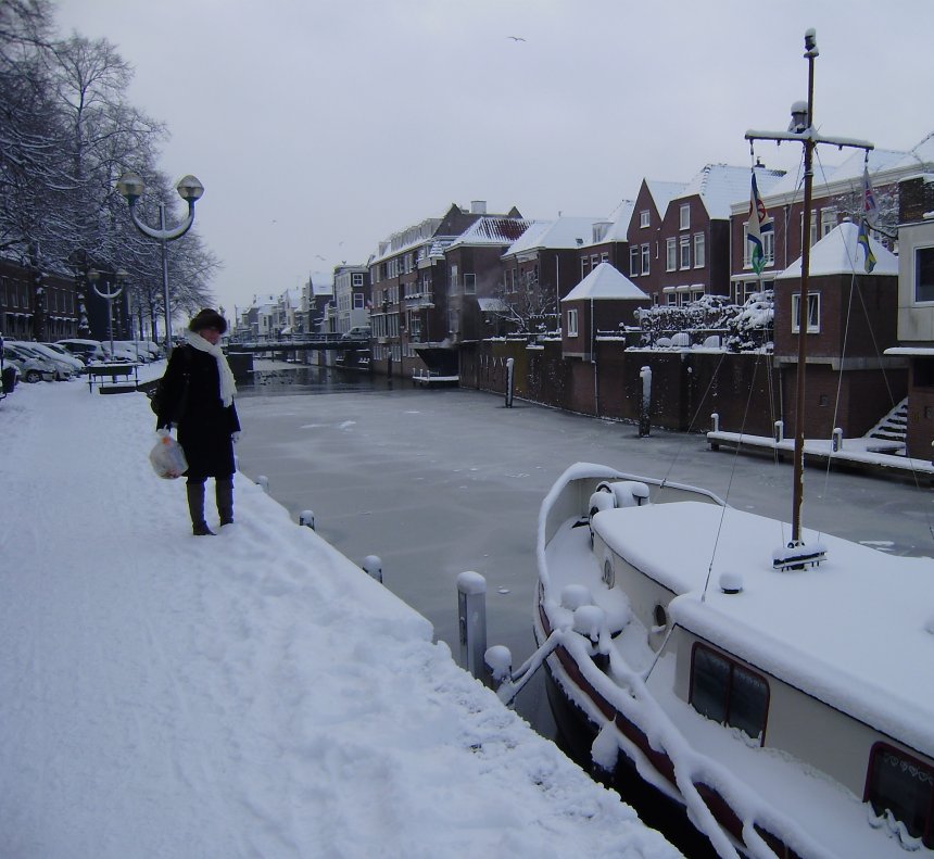 Langs de Havendijk lopen we naar ons nieuwe appartementje aan de Lingehaven