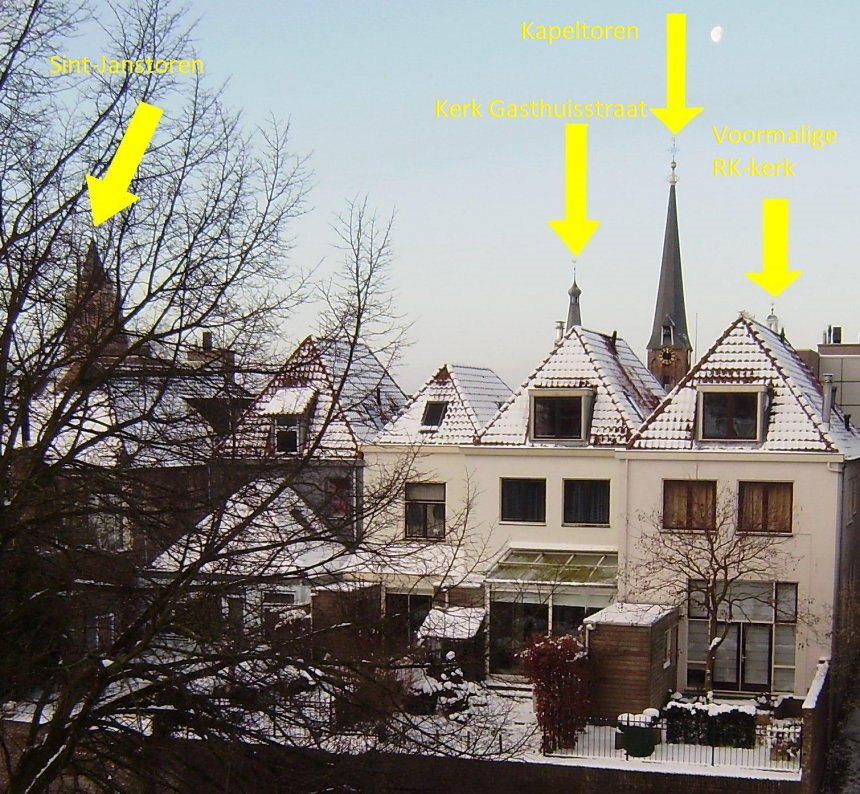 Uit het raam op de bovenste verdieping van ons huis aan de Havendijk zie je vier torens in de binnenstad van Gorcum (zie pijlen) En vanochtend een bleek, afnemend maantje naast de op één na rechtse pijl