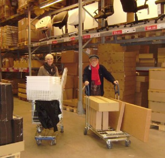 Met twee karren vol spullen rijden we door IKEA Breda richting kassa