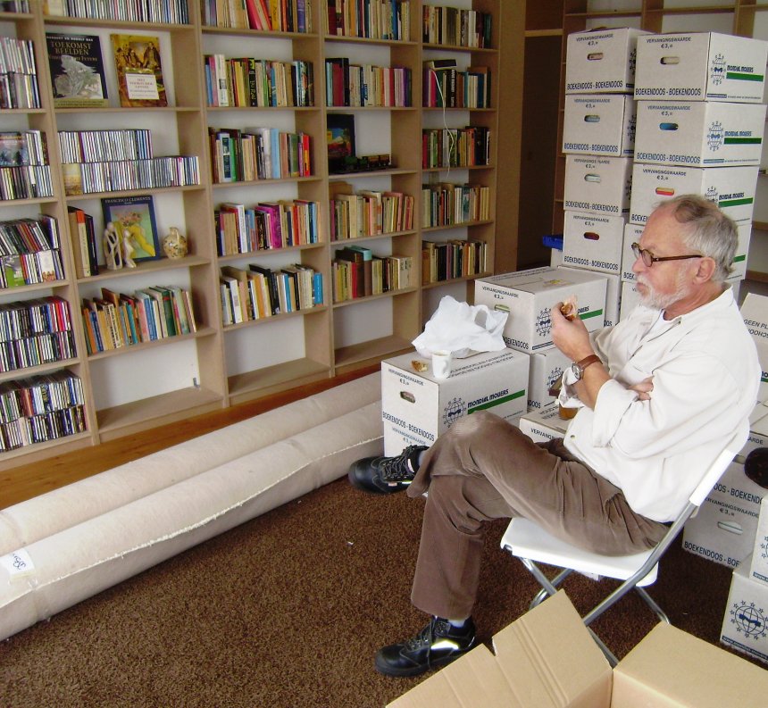 We eten een boterham in de woonkamer tijdens het uitpakken van de bibliotheek