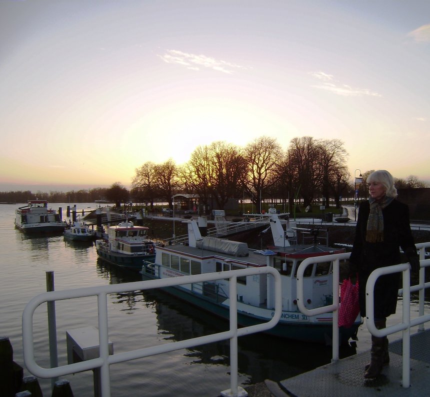 Ans op de sluis naar de Lingehaven. Op de achtergrond zakt de zon weg over de Merwede. Rechts-beneden  hiervan is ons appartementje