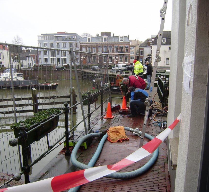 Looppad en -brug zijn vanaf onze voordeur (rechts) afgezet. Diepliggende riolen worden (preventief?) leeggepompt