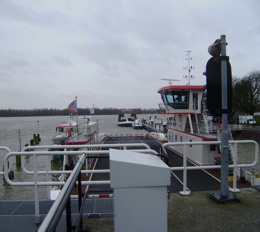 Het pontveer van Brakel ligt voor het sluisje afgemeerd