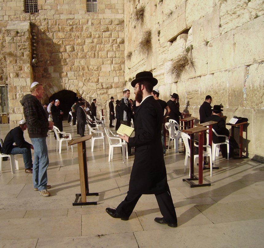 Fons (links) met keppeltje op zijn hoofd bij de Klaagmuur in Jeruzalem