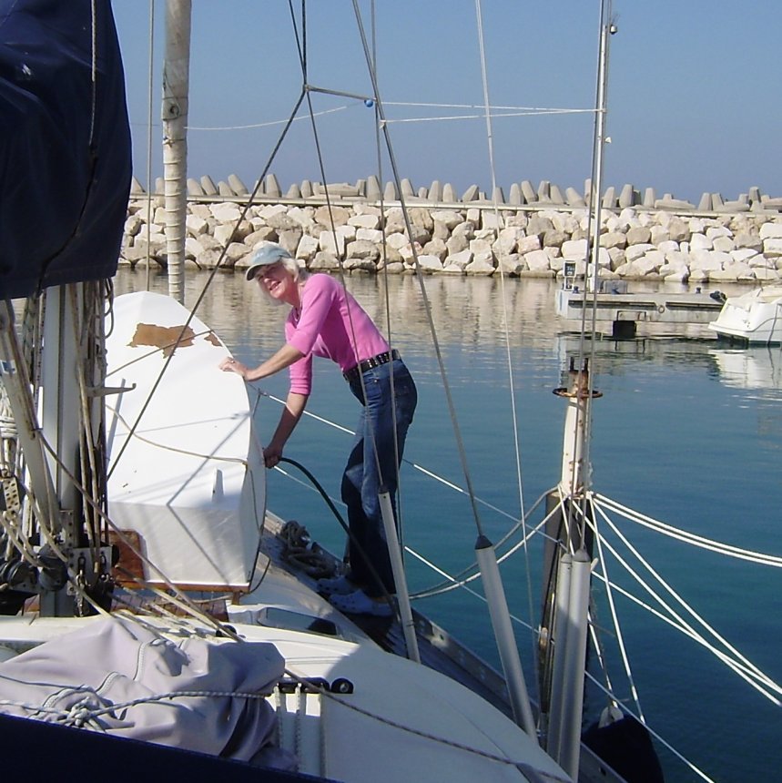 Ans spuit de resten woestijnzand van het dek