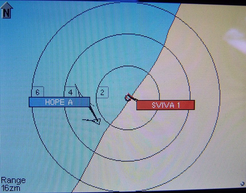 Foto van het scherm van onze nieuwe Simrad AIS. Voor uitleg zie tekst hieronder.