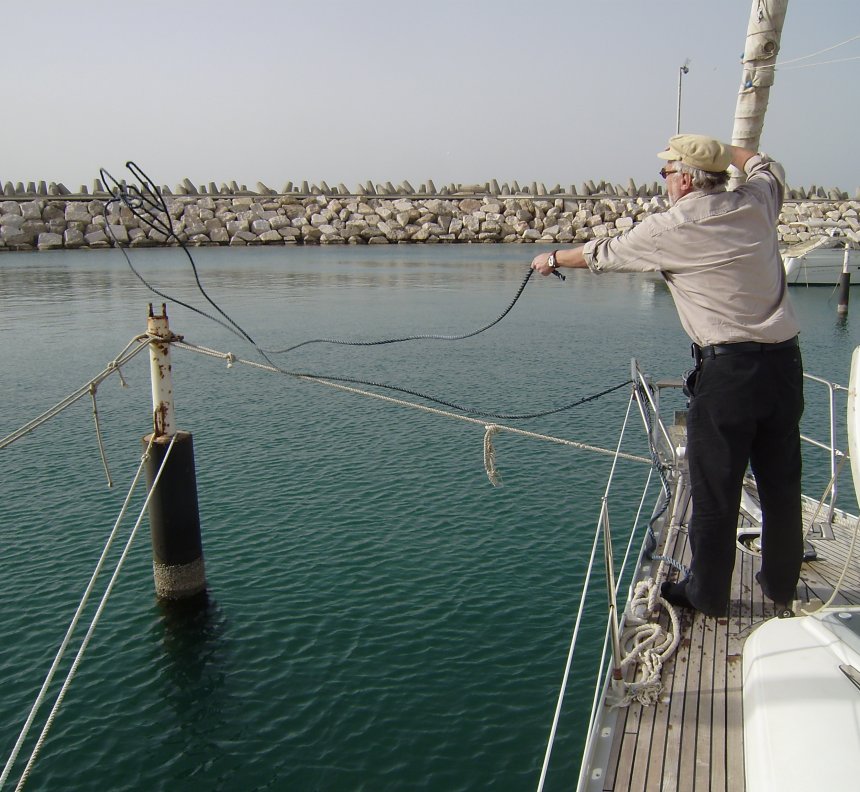 Zie hoe handig, haast achteloos, de schipper een extra lijntje om een meerpaal gooit (na de vijfde poging)