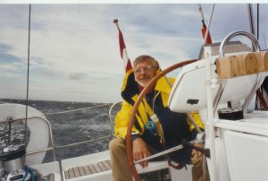 Zomer 2003: Henk B. kijkt tevreden. Met Bf 8-9 in de kont stormen we bij Edingburgh de Firth of Forth uit