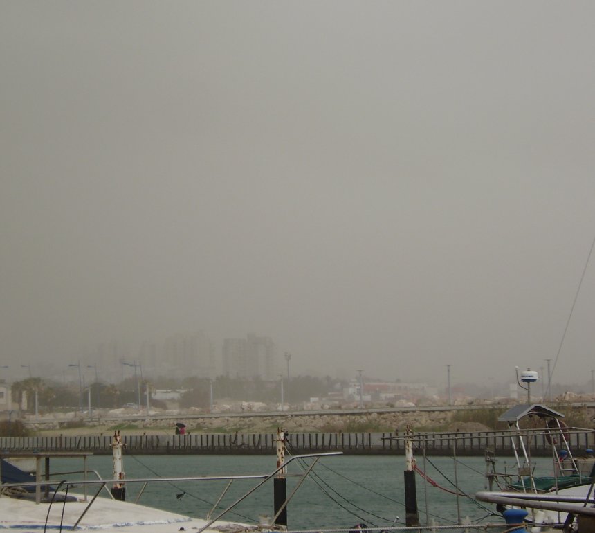 Marina Ashkelon. Bf 7 - 8. De flatgebouwen in de duinen zijn vaag van het vele woestijnzand dat de wind meevoert