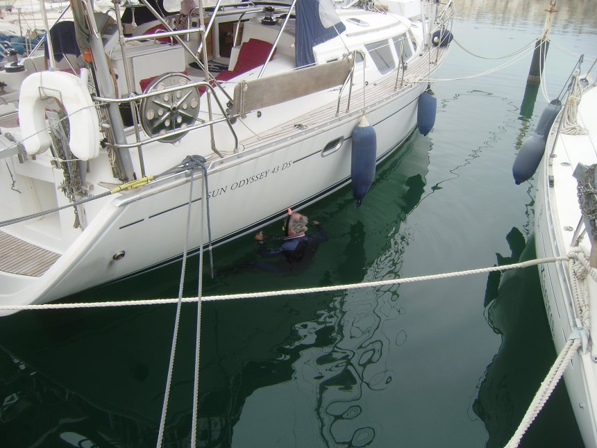 Wegschrappen van de aangroei op de waterlijn. Complete hangende tuinen.