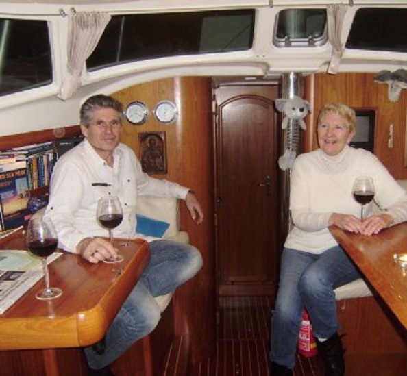 Jaap en Diana zijn terug. We praten bij ons in de kajuit anderhalf uur lang bij