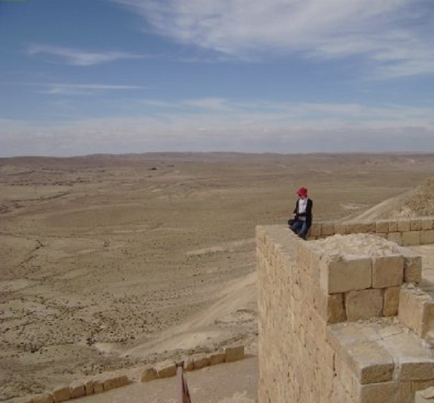 Ans op de akropolis van het oude Avdat, hoog boven de Negev-woestijn