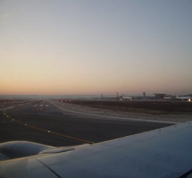 Terwijl de ochtend aanbreekt draait ons vliegtuig de startbaan op van het Ben Goerion International Airport. Rechts de rij vliegtuigen die op hun beurt wachten