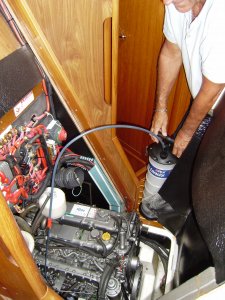 Jaap tapt de motorolie uit het carter af met de vacuüm-extractor