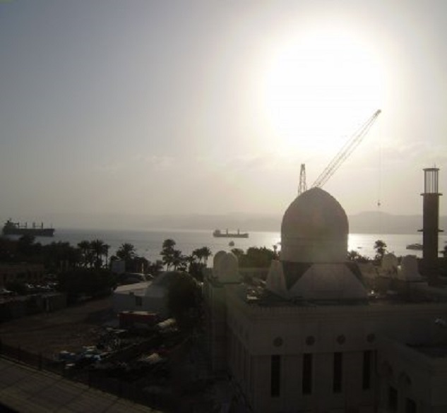 Uitzicht op de Golf vanuit ons hotel in Aqaba, Jordanië. De moskee is in aanbouw