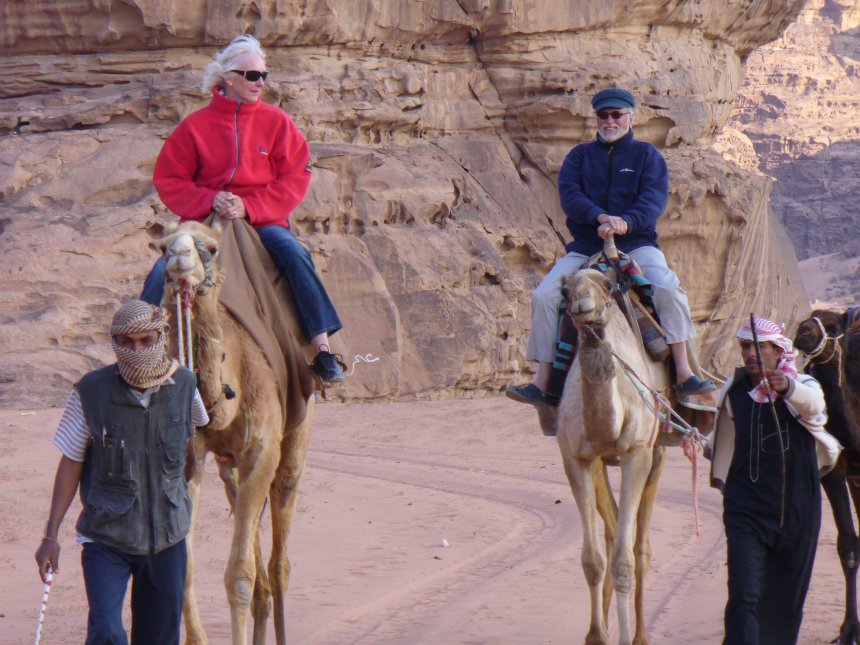Kamelenrit door de woestijn in Wadi Rum