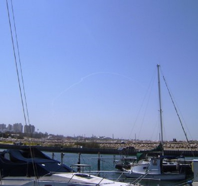 Om 11.30 uur zien en horen we een Irom Dome afweerraket voorbijvliegen, gevolgd door drie knallen