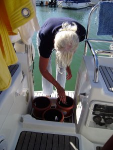 Ans wiedt haar kruidentuintje. Nou ja, er valt nog niks te wieden. Zou het niet lukken?