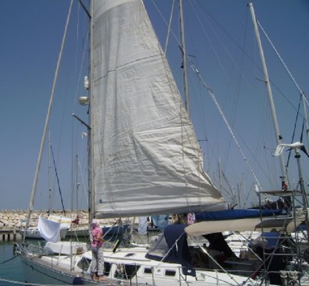 Nog wat gekreukt, maar het grootzeil staat erop