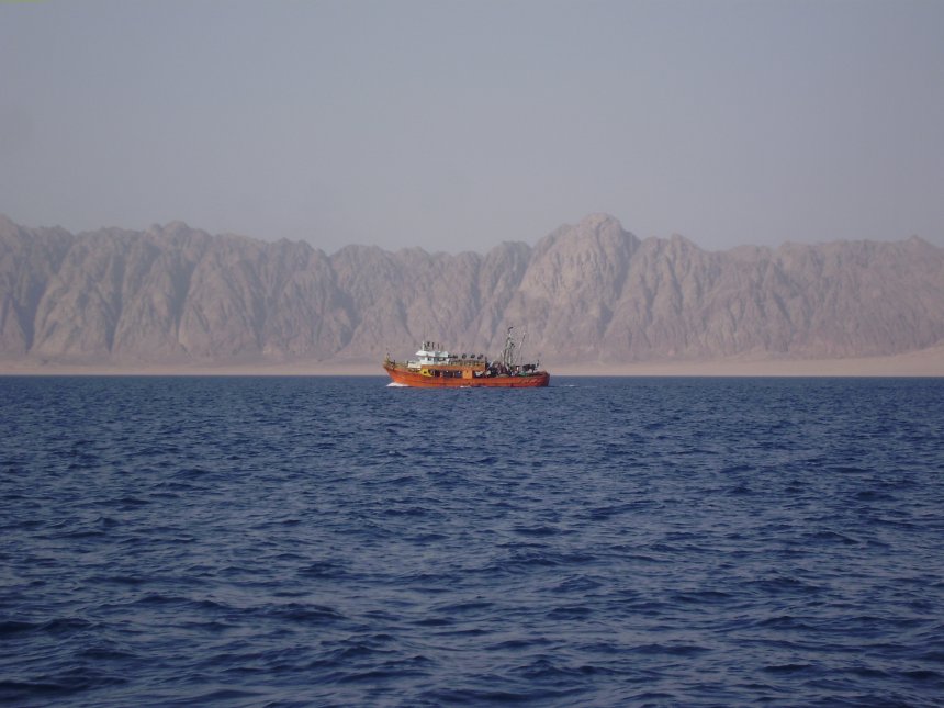 Golf van Suez. Een vissersboot met erachter het gebergte van het Sinaï-schiereiland